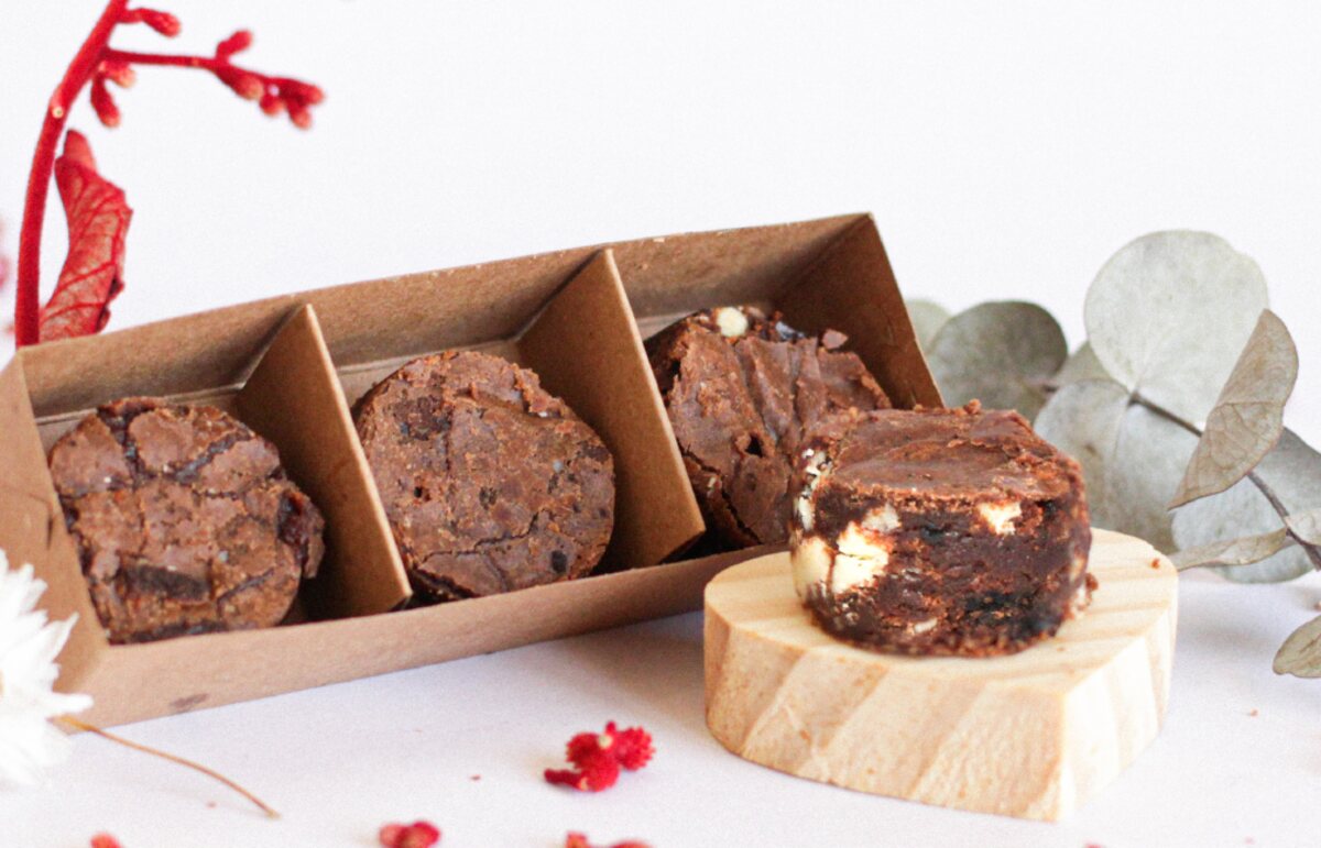 Stopper trio — 3 brownies